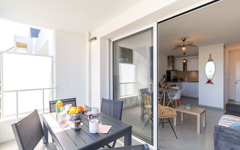 Passage Saint-Clément: Table, Furniture, Property, Couch, Picture Frame, Chair, Building, Lighting, Interior Design, Floor