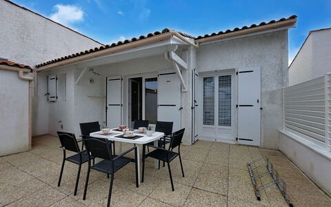 Les Mathes 500: Residential Area, Home, Door, Apartment, Shade, Balcony, Walkway, Villa, Courtyard