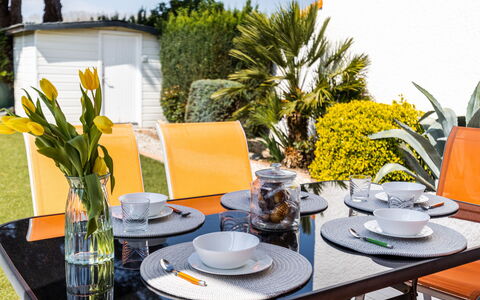 Les Mathes 500: Property, Furniture, Comfort, Wood, Table, Television, Flooring, Interior Design, Floor, Architecture