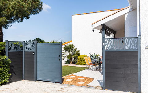 Les Palmyriennes: Property, Furniture, Comfort, Wood, Table, Television, Flooring, Interior Design, Floor, Architecture