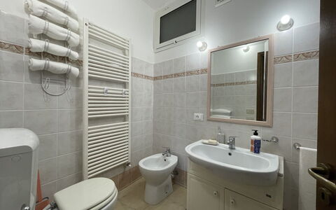 Lingueglietta 6: Mirror, Tap, Plumbing Fixture, Sink, Property, Photograph, Building, Bathroom Sink, White, Bathroom