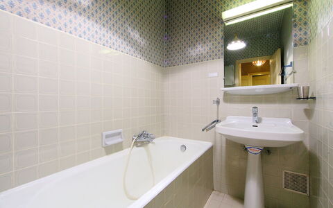 Chamonix 100: Bathtub, Plumbing Fixture, Mirror, Tap, Property, Sink, Bathroom, Bathroom Sink
