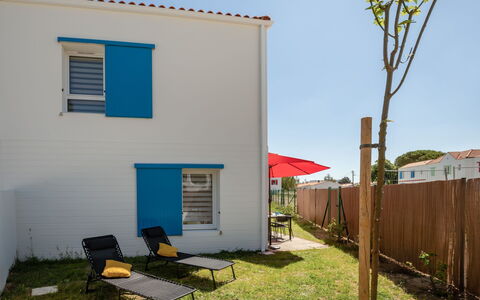 Vinci: Plant, Sky, Property, Building, Window, Land Lot, Shade, Yellow, House, Grass