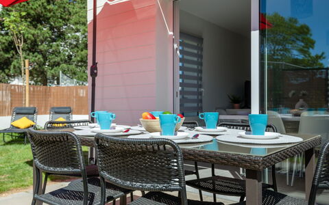 Vinci: Furniture, Property, Table, Chair, Shade, Building, Outdoor Table, Architecture, Outdoor Furniture, Window