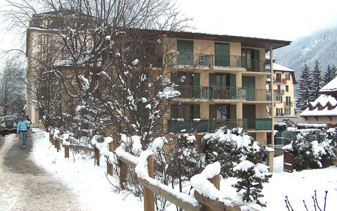 Blanc Neige: Snow, Sky, Property, Building, Plant, Window, Tree, Neighbourhood, House, Slope