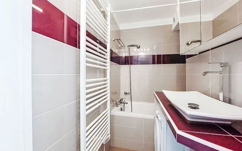 Blanc Neige: Plumbing Fixture, Flooring, Floor, Bathroom, Interior Design, Plumbing, Tap, Tile, Ceiling, Sink