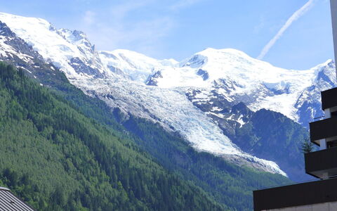 Blanc Neige: Cloud, Sky, Mountain, Snow, World, Slope, Natural Landscape, Highland, Terrain, Tree