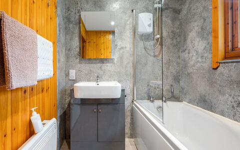 Drumnadrochit 700: Plumbing Fixture, Tap, Bathtub, Bathroom, Sink, Bathroom Sink, Interior Design, Wood, Floor