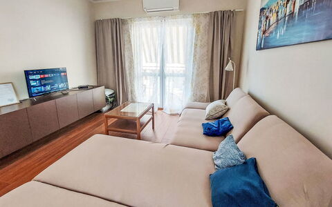 Ante: Furniture, Flooring, Couch, Interior Design, Floor, Room, Living Room, Apartment, Home