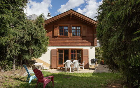 Véronique: House, Home, Cottage, Shrub, Door, Garden, Farmhouse, Landscaping, Estate