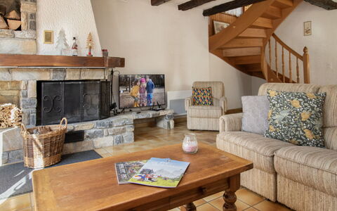 Véronique: Furniture, Interior Design, Flooring, Couch, Wood, Floor, Living Room, Room, Ceiling, Table