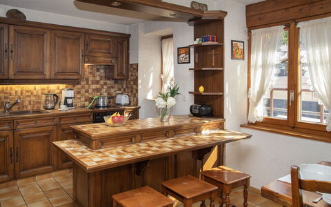 Véronique: Furniture, Kitchen, Interior Design, Flooring, Countertop, Cabinetry, Wood, Floor, Lighting, Room