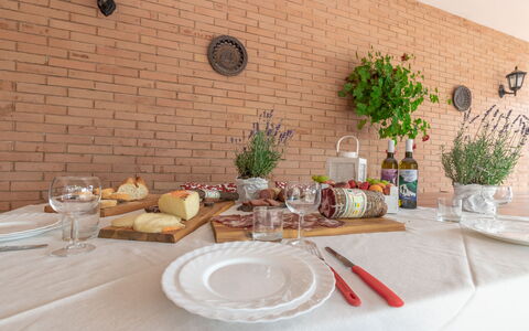 Villa Rosso Corbezzolo: Table, Tableware, Plant, Food, Flowerpot, Dishware, Houseplant, Plate, Tablecloth, Textile