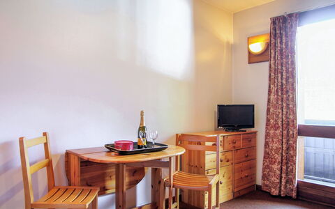 Les Periades: Window Blind, Table, Furniture, Window, Building, Wood, Interior Design, Flooring, Cabinetry, Floor