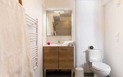 Sc G01 805.2: Building, Cabinetry, Bathroom, Comfort, Interior Design, Wood, Plumbing Fixture, Flooring, Floor, Toilet