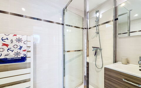 Les Bégonias: Plumbing Fixture, Bathroom, Interior Design, Flooring, Floor, Plumbing, Composite Material, Tile, Mirror, Shower Door