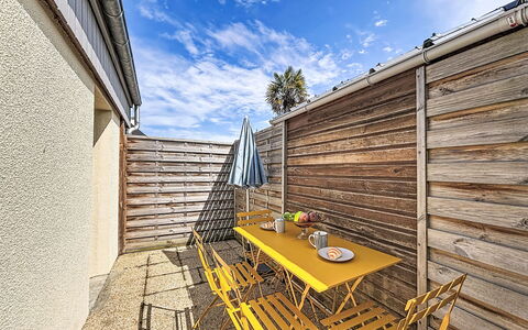 Les Bégonias: Outdoor Furniture, Plank, Hardwood, Wood Stain, Deck, Wood Flooring, Balcony, Eco Hotel, Fence, Houseplant