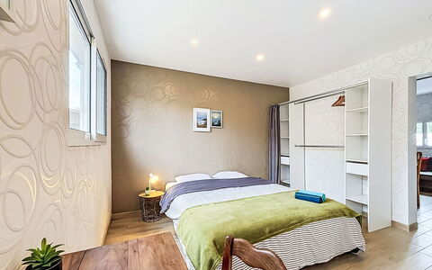 Les Bégonias: Furniture, Interior Design, Bed, Floor, Flooring, Bedroom, Wall, Room, Wood, Ceiling