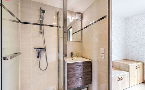 Les Bégonias: Flooring, Interior Design, Bathroom, Plumbing Fixture, Floor, Bathroom Cabinet, Plumbing, Cabinetry, Tile, Mirror