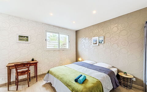 Les Bégonias: Interior Design, Furniture, Wall, Bedroom, Flooring, Bed, Floor, Ceiling, Linens, Room