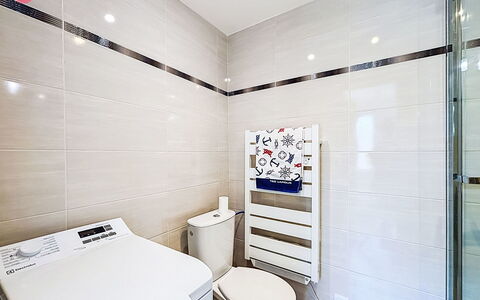 Les Bégonias: Flooring, Floor, Interior Design, Plumbing Fixture, Bathroom, Ceiling, Tile, Toilet, Plumbing, Toilet Seat