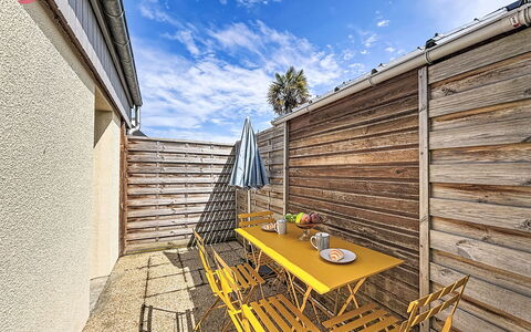 Les Bégonias: Plank, Hardwood, Wood Stain, Outdoor Furniture, Balcony, Deck, Fence, Wood Flooring, Houseplant, Backyard