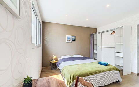 Les Bégonias: Furniture, Interior Design, Bed, Floor, Flooring, Bedroom, Wall, Room, Wood, Ceiling