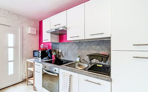 Les Bégonias: Kitchen Appliance, Kitchen, Major Appliance, Countertop, Interior Design, Furniture, Cabinetry, Home Appliance, Flooring, Home