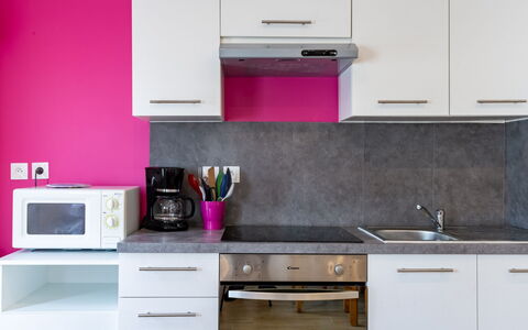 Les Bégonias: Cabinetry, Countertop, Property, Furniture, Building, Kitchen Sink, White, Kitchen Stove, Purple, Kitchen