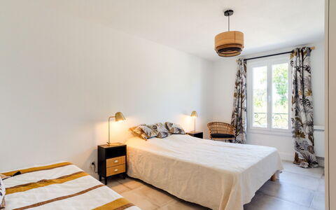 Rue de L'Amarrage: Furniture, Property, Comfort, Wood, Building, Bed Frame, Lighting, Textile, Interior Design, Shade