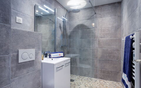 Rue de L'Amarrage: Building, Property, Tap, Lighting, Plumbing Fixture, Bathroom, Sink, Interior Design, House