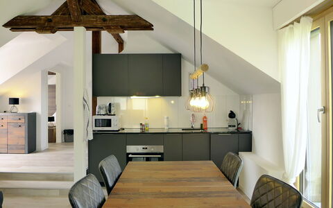 Accommodation:&nbsp;Henry'S 202 130.2