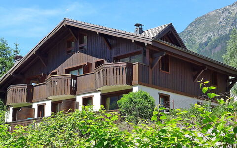 Le Krystor: Sky, Plant, Building, Property, Window, House, Tree, Wood, Vegetation, Natural Landscape