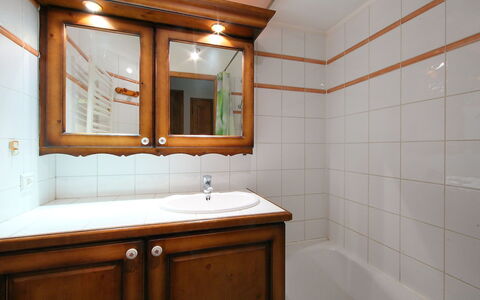 Le Krystor: Mirror, Tap, Bathroom Cabinet, Plumbing Fixture, Sink, Property, Cabinetry, Furniture, Bathtub, Bathroom Sink