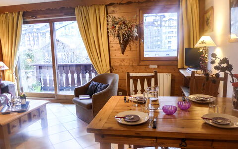 Le Krystor: Table, Furniture, Property, Couch, Window, Picture Frame, Curtain, Wood, Interior Design, Lamp
