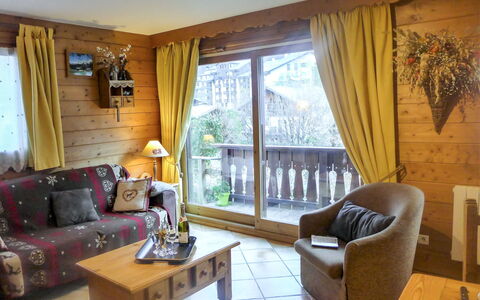 Le Krystor: Furniture, Property, Window, Couch, Curtain, Comfort, Wood, Shade, Interior Design, Living Room
