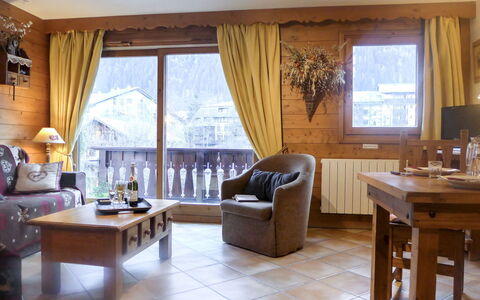 Le Krystor: Table, Furniture, Property, Window, Couch, Curtain, Building, Comfort, Wood, Interior Design