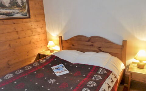 Le Krystor: Furniture, Property, Comfort, Wood, Lighting, Textile, Lamp, Interior Design, Bed, Bed Frame