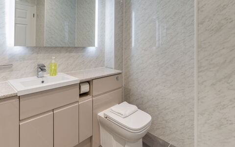 Sea Echo: Mirror, Sink, Bathroom Cabinet, Plumbing Fixture, Tap, Cabinetry, Bathroom, Bathroom Sink, Toilet Seat, Toilet