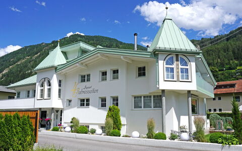 Ried im Oberinntal 187: Cloud, Sky, Plant, Property, Window, Building, Tree, Mountain, House, Residential Area