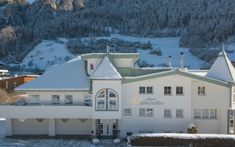 Ried im Oberinntal 187: Building, Sky, Daytime, Property, Snow, Mountain, Window, White, House, Tree