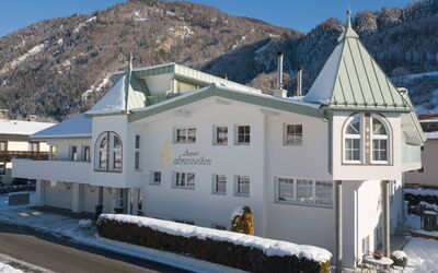 Ried im Oberinntal 187: Sky, Building, Property, Window, Snow, Mountain, House, Slope, Residential Area, Neighbourhood
