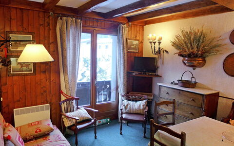 Les Charmoz: Furniture, Picture Frame, Property, Wood, Comfort, Houseplant, Television, Interior Design, Plant, Lamp