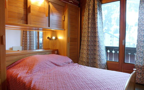 Les Charmoz: Property, Furniture, Comfort, Building, Textile, Wood, Bed Frame, Interior Design, Floor, Bed