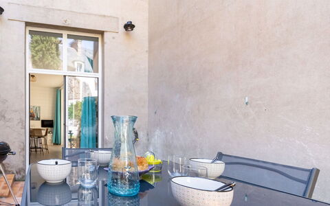 Saint Malo 435: Property, Building, Tableware, Azure, Purple, Drinkware, Window, Interior Design, Table, Architecture