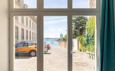Saint Malo 435: Car, Sky, Vehicle, Water, Wheel, Plant, Building, Azure