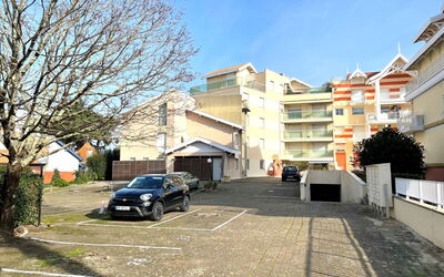 Arcachon 332: Car, Sky, Building, Property, Vehicle, Plant, Road Surface, Tree, Wheel