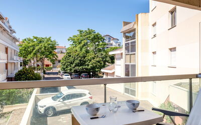 Joséphine 332.1: Table, Daytime, Furniture, Property, Building, Sky, Plant, Window, Chair, Car