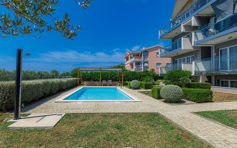 Katka: Sky, Plant, Daytime, Cloud, Property, Building, Swimming Pool, Azure, Water, Land Lot