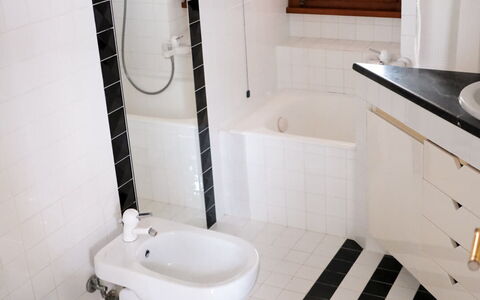 Residenza Thaulero: Tap, Plumbing Fixture, Property, Bathroom Sink, White, Bathroom, Sink, Toilet Seat, Purple, Interior Design